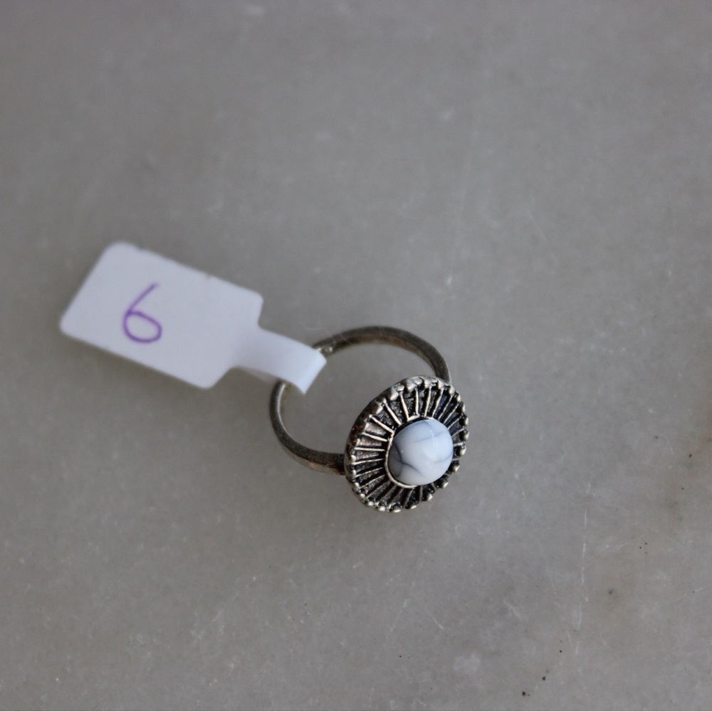 Howlite Size 6 Ring Silver Tone with White / Gray Crystal Stone